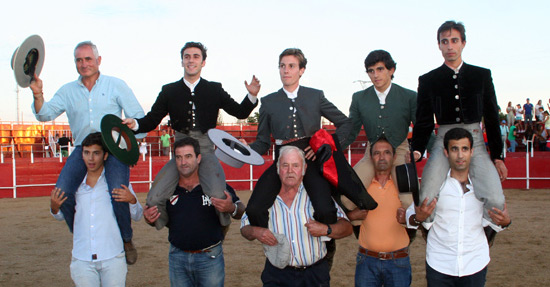 A. Palomo, F. Flores, T. Angulo, L.M. Terrón y Cuqui, a hombros en Aceuchal (FOTO: Alfonso Plano)