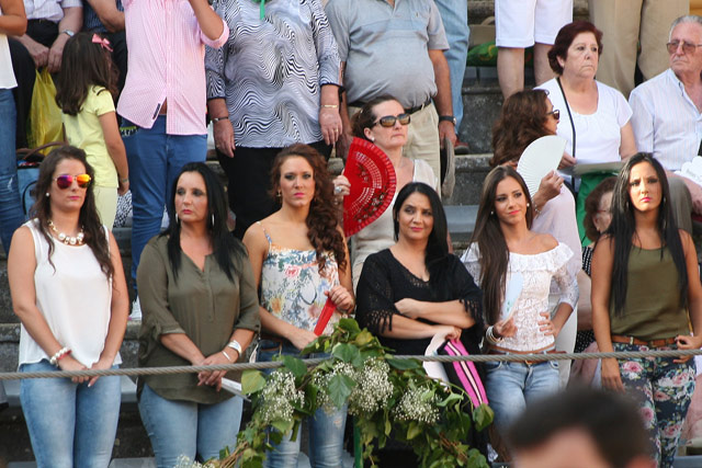 En el ruedo, 6 toreros. En barrera, 6 mujeres de bandera