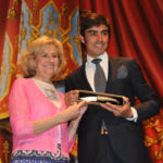 Perera con la navaja que le entregó la alcaldesa de Albacete por impartir el pregón taurino de su feria. (FOTO: CEDIDA)
