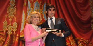 Perera con la navaja que le entregó la alcaldesa de Albacete por impartir el pregón taurino de su feria. (FOTO: CEDIDA)