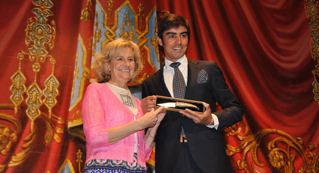 Perera con la navaja que le entregó la alcaldesa de Albacete por impartir el pregón taurino de su feria. (FOTO: CEDIDA)