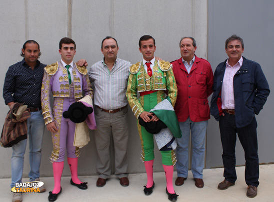 Los dos alumnos de la Escuela de Badajoz junto a sus profesores