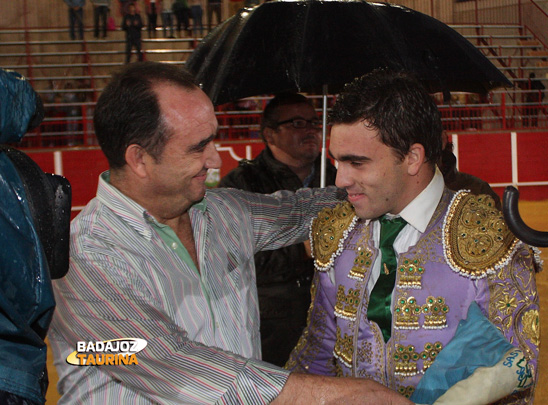 Luis Domínguez recogiendo su premio como primer clasificado