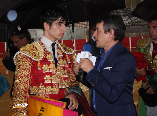 Adrián Henche recogiendo su premio como segundo clasificado