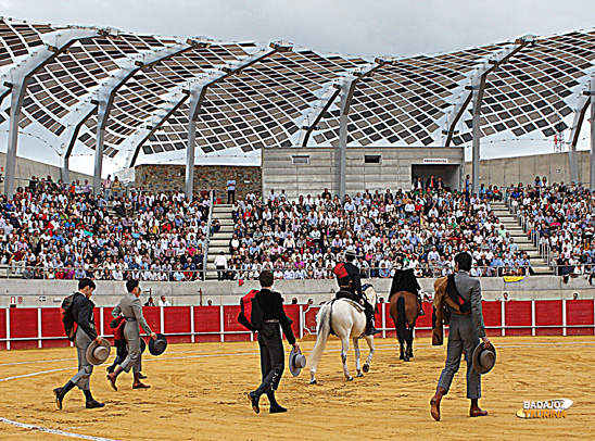 Llegó el día de la inauguración oficial, que no oficiosa del albero llerenense. (FOTO: Gallardo)