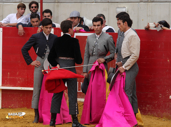 Angulo brindando a sus compañeros