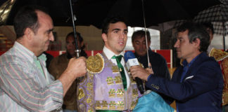 Luis Domínguez tras proclamarse ganador del Certamen. (FOTO: Gallardo)