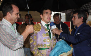Luis Domínguez tras proclamarse ganador del Certamen. (FOTO: Gallardo)