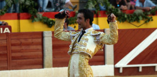 Miguelín Murillo con las dos orejas que le valieron para abrir la puerta grande. (FOTO: Alfonso Plano)
