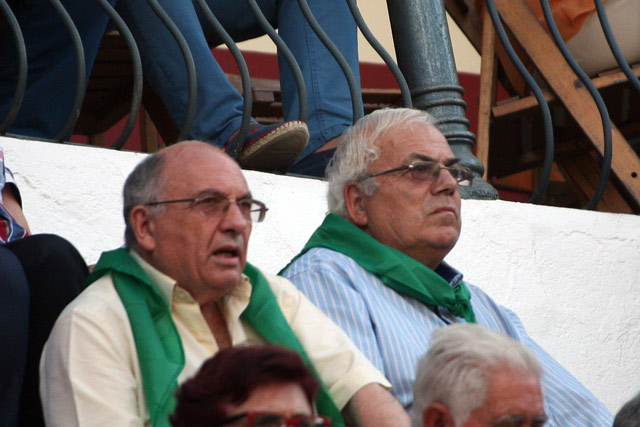El sacerdote Juan Becerra predicando con el ejemplo