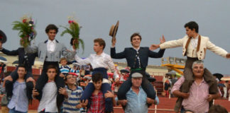 Los cinco actuantes salen a hombros en Talavera la Real (FOTO: Domínguez)