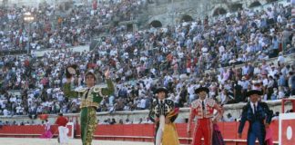Vuelta al ruedo de Miguel Ángel Perera en el Coliseo de Nimes. (FOTO: Miguel López)