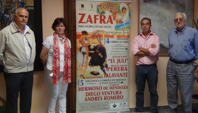 Los intervinientes en el acto de presentación del cartel de Zafra. (FOTO: cosodebadajoz)
