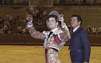 Garrido dando la vuelta al ruedo en Sevilla con dos orejas en la mano. (FOTO: lopezmatito.com))