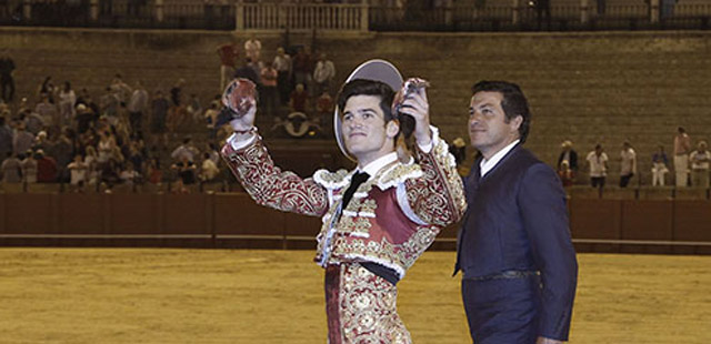 Garrido dando la vuelta al ruedo en Sevilla con dos orejas en la mano. (FOTO: lopezmatito.com))