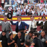 El mayoral y los tres rejoneadores abandonan la plaza en hombros. (FOTO: Gallardo)