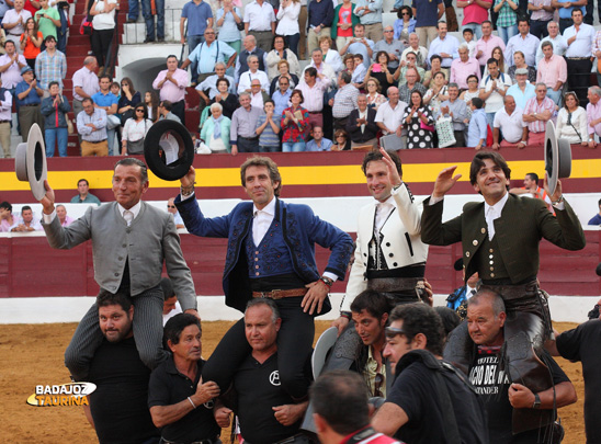 El mayoral y los tres rejoneadores abandonan la plaza en hombros. (FOTO: Gallardo)