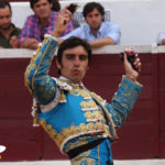 Miguel Ángel Perera mostrando dos de las cuatro orejas conseguidas en Zafra. (FOTO: Gallardo)