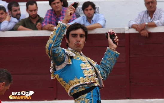 Miguel Ángel Perera mostrando dos de las cuatro orejas conseguidas en Zafra. (FOTO: Gallardo)