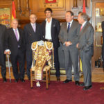Perera en el momento de recibir el traje rioja y oro. (FOTO: Muriel)