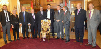 Perera en el momento de recibir el traje rioja y oro. (FOTO: Muriel)