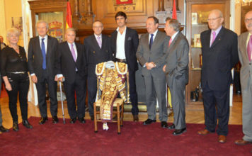 Perera en el momento de recibir el traje rioja y oro. (FOTO: Muriel)