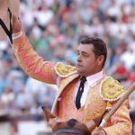 Tulio Salguero saludando en la plaza de Las Ventas. (FOTO: Juan Pelegrín)