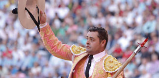 Tulio Salguero saludando en la plaza de Las Ventas. (FOTO: Juan Pelegrín)