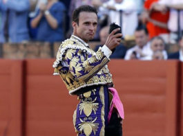 Antonio Ferrera con la oreja del 'victorino' cortada en Sevilla. (FOTO:Toromedia)