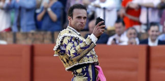 Antonio Ferrera con la oreja del 'victorino' cortada en Sevilla. (FOTO:Toromedia)