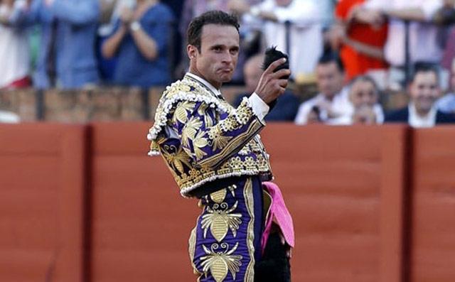 Antonio Ferrera con la oreja del 'victorino' cortada en Sevilla. (FOTO:Toromedia)