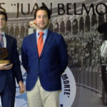 Garrido con el galardón concedido por la Tertulia Juan Belmonte. (FOTO: Eduardo Porcuna)