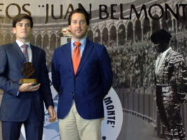 Garrido con el galardón concedido por la Tertulia Juan Belmonte. (FOTO: Eduardo Porcuna)