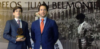 Garrido con el galardón concedido por la Tertulia Juan Belmonte. (FOTO: Eduardo Porcuna)