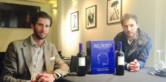 Israel Lancho y David Benegas junto al vino que comercializan. (FOTO: CEDIDA)