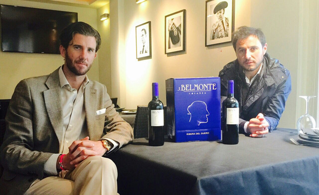 Israel Lancho y David Benegas junto al vino que comercializan. (FOTO: CEDIDA)