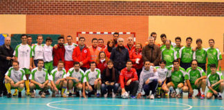 Goleada de alimentos a beneficio de Cruz Roja Los participantes de ambas selecciones junto a organizadores y personal de Cruz Roja (FOTO: E. Vicente)