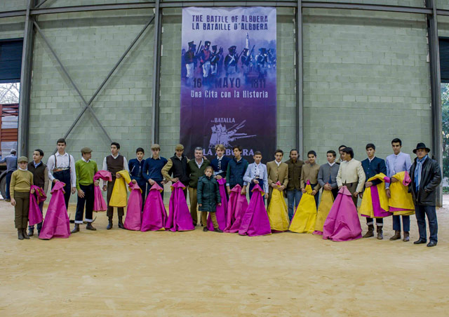 Los alumnos junto al ganadero y los profesores