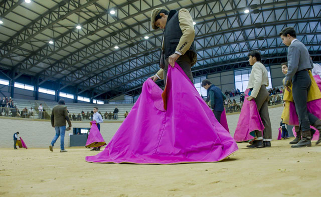 'El Cartujano' dirigiendo la clase de toreo de salón