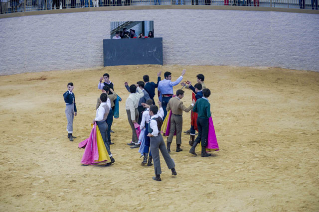 Los alumnos saludando a la afición y familiares