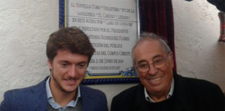 Fuentes de León homenajea a ‘Violetero’, indultado en su ruedo Novillero y ganadero delante del baldosín que recoge la efeméride (FOTO: Víctor Uceda)