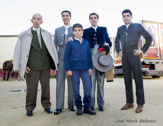 Fernando González y su cuadrilla junto a Antonio Moreno y su nieto
