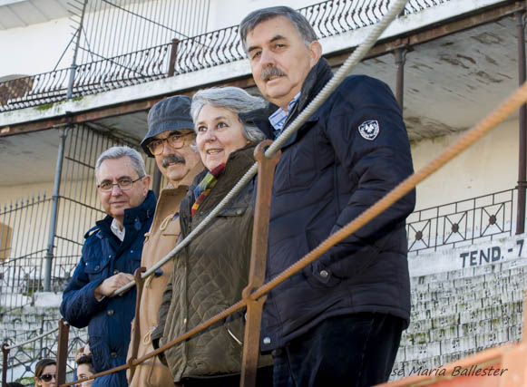 Jesús Reynolds y unos amigos en barrera de capotes