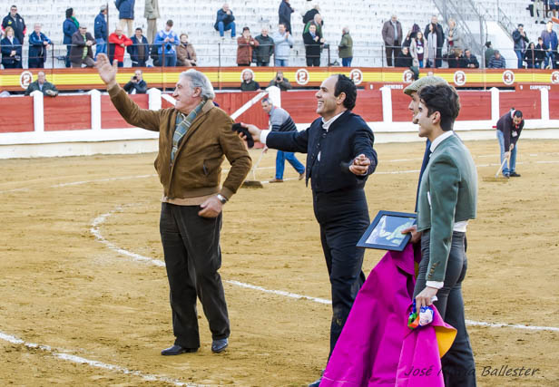 Miguel Murillo sacando a saludar al ganadero