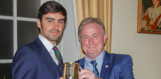 Perera homenajeado en el Club Taurino de Londres Miguel Ángel Perera y Mark Rayner (Presidente del Club Taurino de Londres)