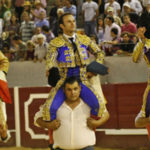 Perera, Ferrera y Talavante saliendo a hombros de Don Benito (FOTO: Gallardo)