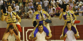 Colombia espera a Ferrera, Perera y Talavante Perera, Ferrera y Talavante saliendo a hombros de Don Benito (FOTO: Gallardo)