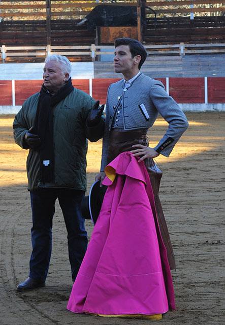 Tomás Campos con uno de los integrantes de la AAJT tras lidiar un toro a puerta cerrada