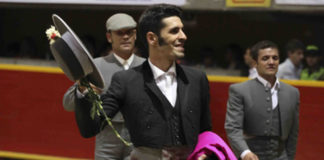 Talavante dando la vuelta al ruedo en el coso de Medellín. (FOTO: Julián Velasco)