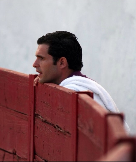 Diego Ferrera con la toalla de mozo de espada al hombro pendiente de la faena en el callejón.